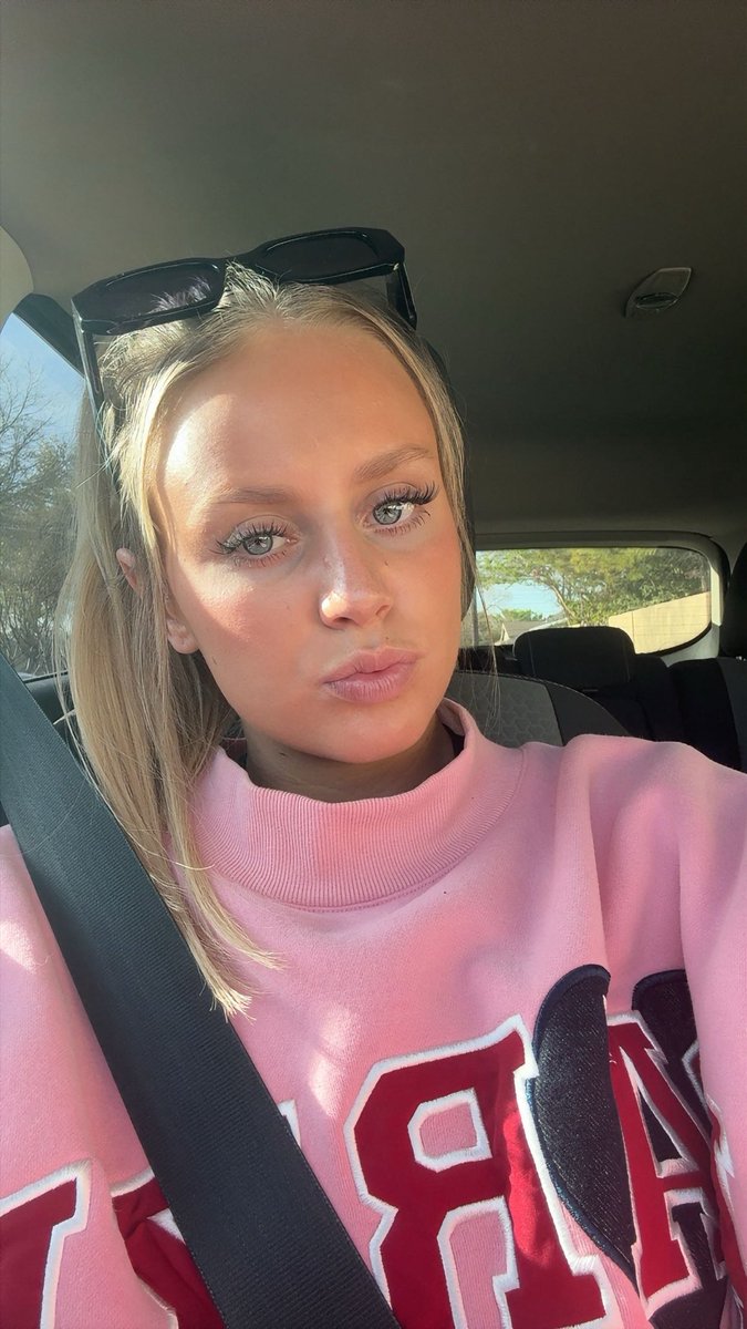 Goddesskenn3dy's tweet photo. Heyy losers buy my wishlist off my throne for my late birthday gift! 🎁 https://t.co/sfNlaN3K0m