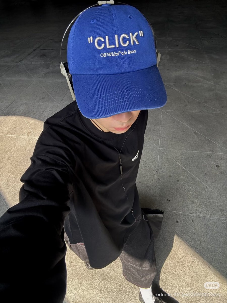 JISOODIOR_'s tweet photo. تعاون جيسو مع براند الإيطالي Off-White ماتوقعت التصاميم لهالدرجة تجذب النظر وكل تصميم أحلى من الثاني https://t.co/KmgySJbwER