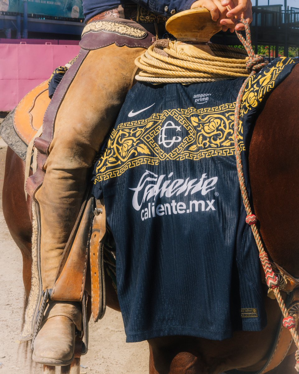 ChivasFotos's tweet photo. Publicidad de Niky's Sports para el lanzamiento del tercer uniforme del Guadalajara. 
A la venta en México el 20 de Octubre. El 26 en el resto del mundo. https://t.co/WIa0nf71O6