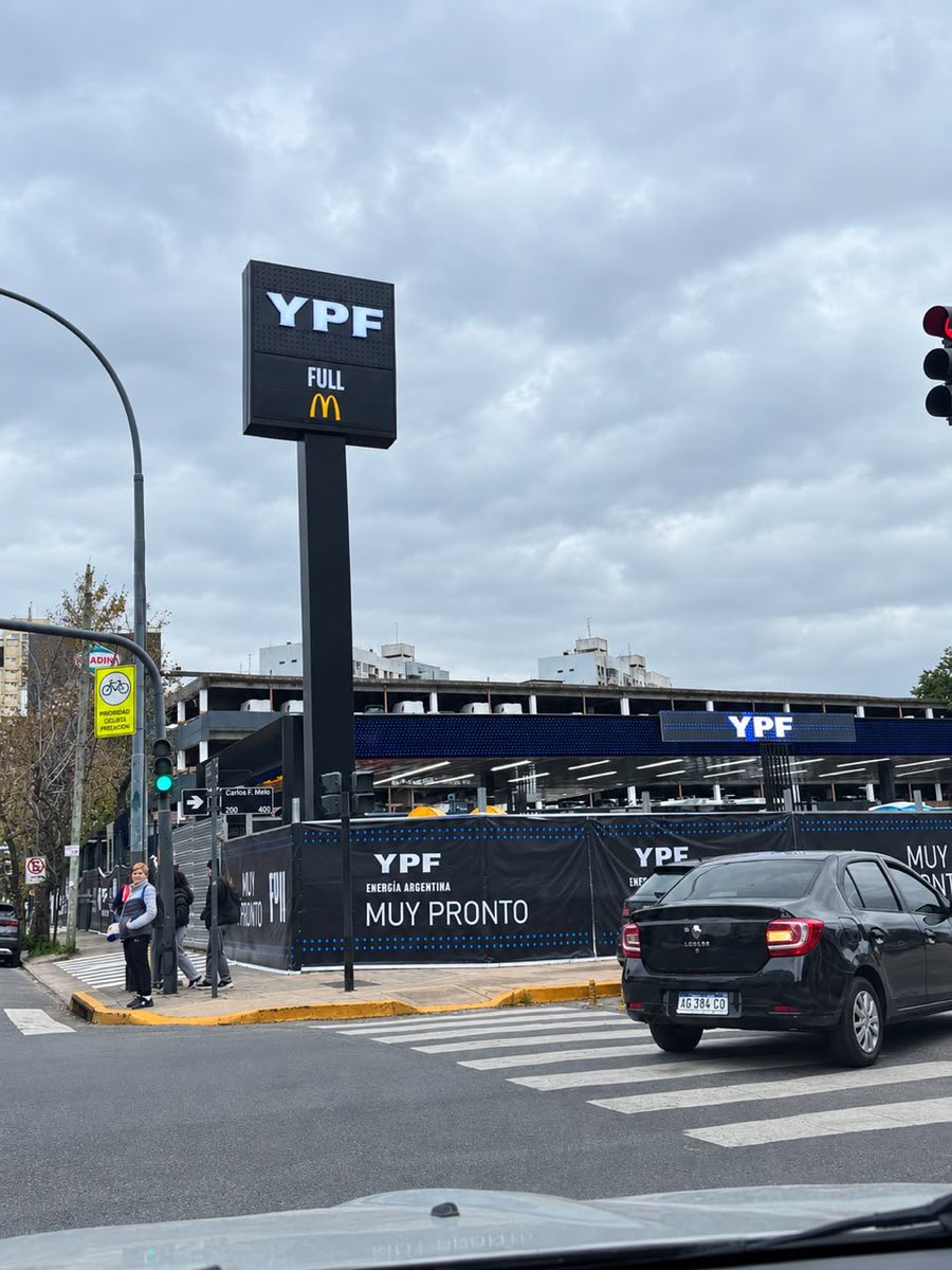 marianoszzzz's tweet photo. Está por abrir la primer YPF Black del país que va a comercializar productos de McDonald’s https://t.co/D75QnJtP3w