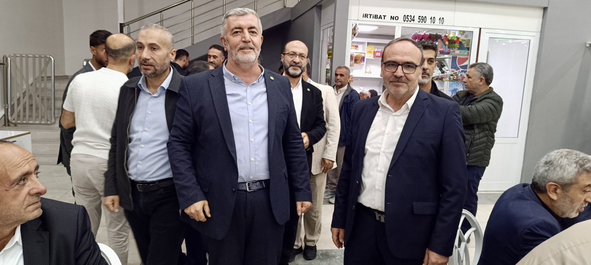 HudaPar21's tweet photo. Genel Başkan Yardımcımız Mahmut İrtem, GİK Üyemiz Şeyhmus Tanrıkulu ve İl Başkanımız Zeynul Abidin Gülsever, Ergani ilçemizde GİK Üyemiz Metin Kaya’nın oğlunun düğün merasimine katıldı.

GİK Üyemiz Metin Kaya tarafından karşılanan heyetimiz, Kaya ve Aslan ailelerinin bu mutlu gününe ortak olarak genç çifti tebrik etti ve kendilerine saadet-i dâreyn temennisinde bulundu.

Kaya ve Aslan çiftine bir ömür boyu huzur, mutluluk diliyor; kurdukları yuvanın hayırlara vesile olmasını temenni ediyoruz.