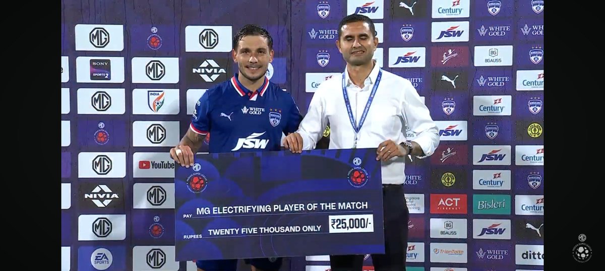 Sidharth_World_'s tweet photo. Bengaluru FC 🇮🇳 make it 2 wins out of 2, the Blues defeat Chennaiyin FC 🇮🇳 2-0 to maintain their perfect start, while Chennaiyin FC suffer their first defeat after opening their campaign with a draw,

(1/2)

#BFCCFC https://t.co/atevAo99EV
