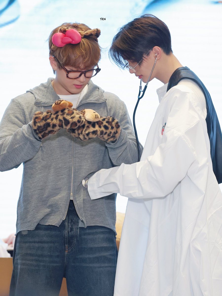 TT_3racha's tweet photo. 261017 Foshan Fansign 3.0

#Changbin #창빈 #チャンビン
#Hyunjin #현진
#StrayKids #스트레이키즈 https://t.co/m7EbmusH5q