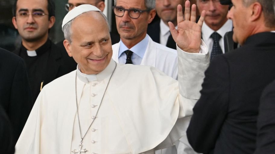 Pulso_Federal's tweet photo. El papa León XIV recibió el alta médica y regresó al Vaticano tras una cirugía por un adenocarcinoma pulmonar. Los médicos destacaron su evolución favorable. Este domingo tiene previsto rezar el Ángelus desde su residencia. #PapaLeónXIV #Vaticano https://t.co/2IPMJ0BohM