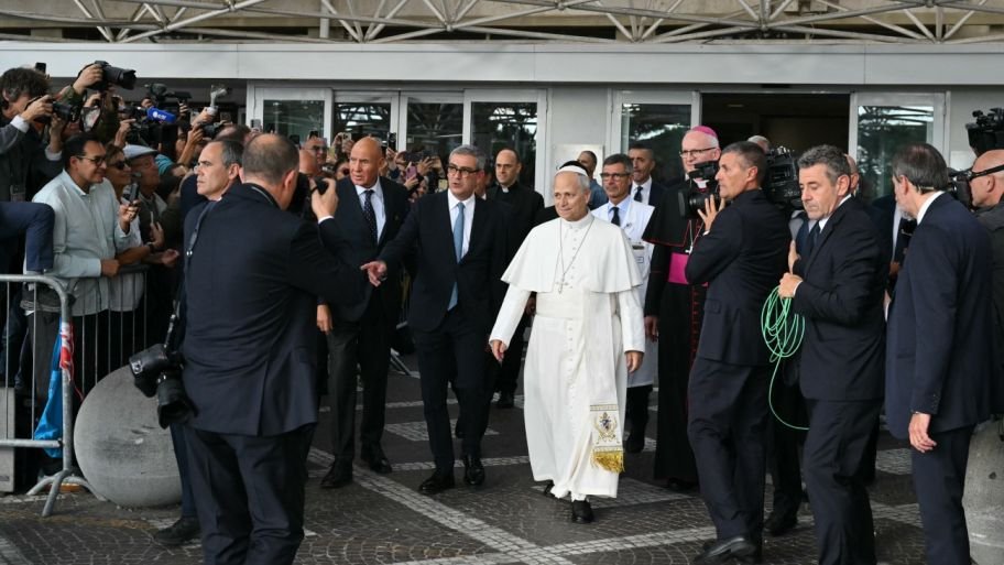 Pulso_Federal's tweet photo. El papa León XIV recibió el alta médica y regresó al Vaticano tras una cirugía por un adenocarcinoma pulmonar. Los médicos destacaron su evolución favorable. Este domingo tiene previsto rezar el Ángelus desde su residencia. #PapaLeónXIV #Vaticano https://t.co/2IPMJ0BohM