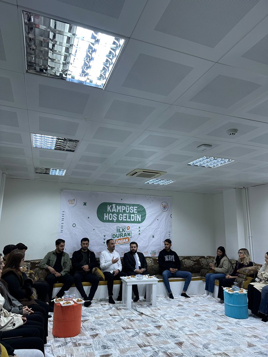 akgenclikbitlis's tweet photo. ÜniAK Tanışma Programı kapsamında, MKYK Üyemiz Sn. Remzi Haktan KARADAĞ ve İl Gençlik kolları başkanımız Sn. Vahit ORAK katılımlarıyla genç kardeşlerimizle bir araya geldik. 🤝

Samimi sohbetler, güzel tanışmalar ve gönül gönüle geçen keyifli bir program oldu. Gençliğin enerjisi ve heyecanıyla nice güzel buluşmalara! 🇹🇷❤️