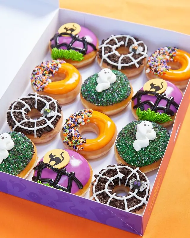 CultureCrave's tweet photo. Krispy Kreme is giving away free donuts for Halloween 🍩🎃

• Takes place on October 30 &amp; 31
• Just show up in a Halloween costume
• Get a free Original Glazed or Classic Ring donut https://t.co/EXSnZ7JqaH