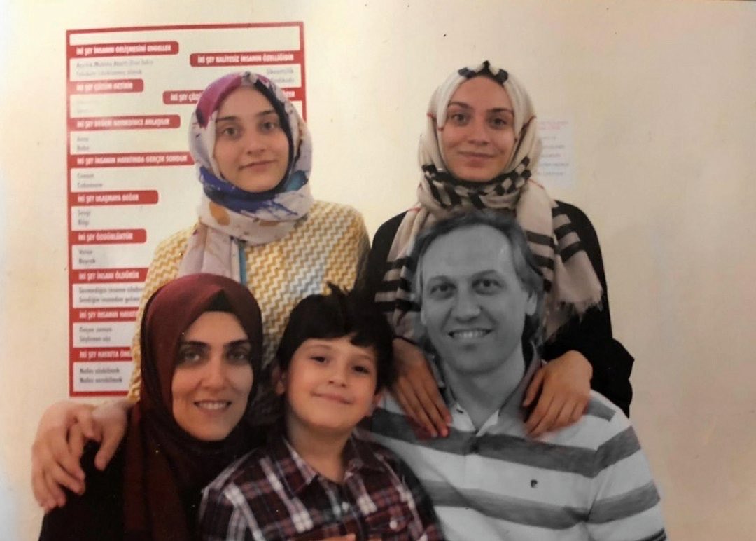 MuseumTenkil's tweet photo. AİLE BOYU ZULÜM ÖZCERİT AİLESİ

Türkiye’de 15 Temmuz sonrası başlayan Tenkil sürecinde Özcerit ailesinin başına gelenler, insanlığı utandıracak düzeydedir. Doç. Dr. Ahmet Turan Özcerit, Sakarya Üniversitesi Bilgisayar Mühendisliği bölümünde görev yapan başarılı bir akademisyendi. https://t.co/8exNdRO7ZR