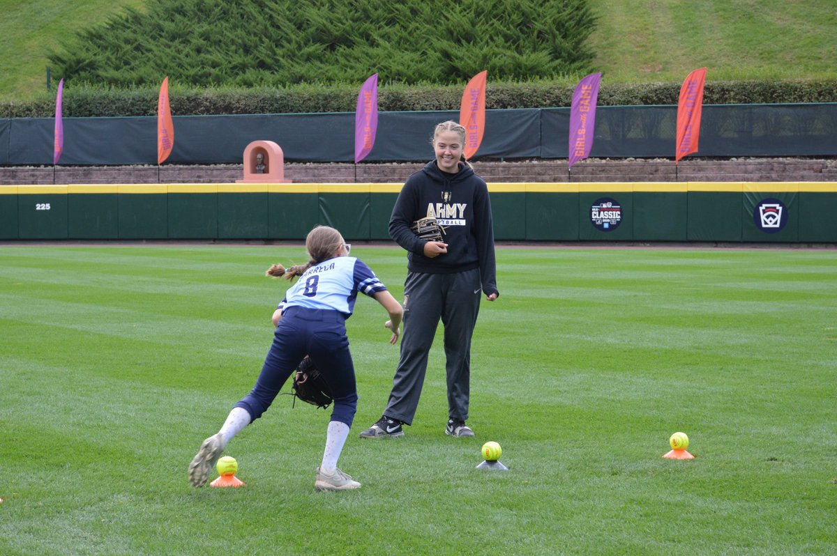 ArmyWP_Softball's tweet photo. Girls with Game Clinic ✅

#GoArmy https://t.co/eNWP4Dfhlj