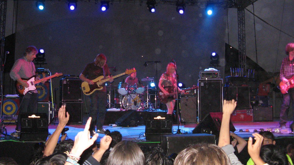 alqxik's tweet photo. Descartes a Kant abriendo el show de
Sonic Youth en Guadalajara (2007) 

@DescartesaKant @thesonicyouth https://t.co/kYNln5PO6Y