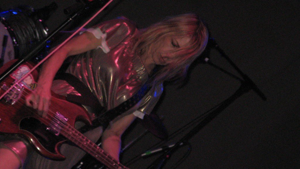 alqxik's tweet photo. Descartes a Kant abriendo el show de
Sonic Youth en Guadalajara (2007) 

@DescartesaKant @thesonicyouth https://t.co/kYNln5PO6Y