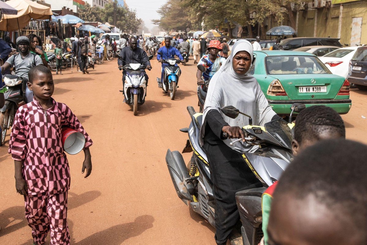 Souleymanex4py's tweet photo. 😅 À Ouaga, entre les déplacements, le travail et les courses, une journée peut vite devenir bien remplie ! Quel est le plus grand défi de votre quotidien ? 🇧🇫 #Ouagadougou https://t.co/y83dYK3oKI
