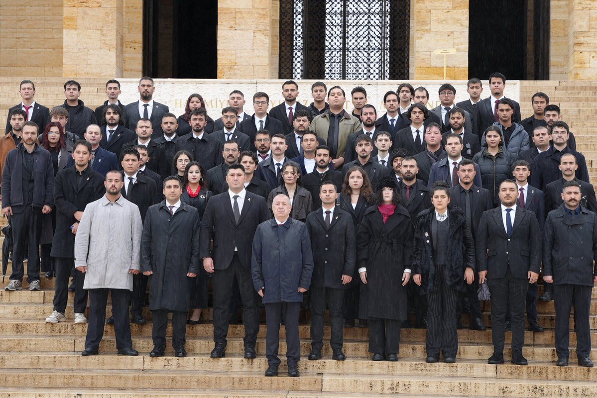 M_cankucuk's tweet photo. Genel Başkanımız Sayın Prof. Dr. Ümit Özdağ’ın öncülüğünde, Büyük Atatürk’ün huzurundaydık… @umitozdag https://t.co/UY2Ps65Nl6