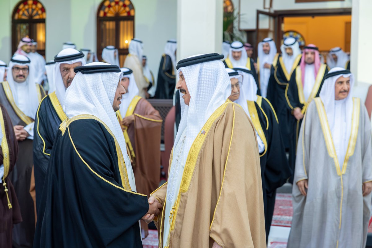 bna_ar's tweet photo. جلالة الملك المعظم يشرف حفل زواج الشيخ سلمان بن محمد والشيخ خليفة بن خالد أحفاد القائد العام لقوة دفاع البحرين

https://t.co/zErGQBUuZ7 https://t.co/LlQcp1wGPA