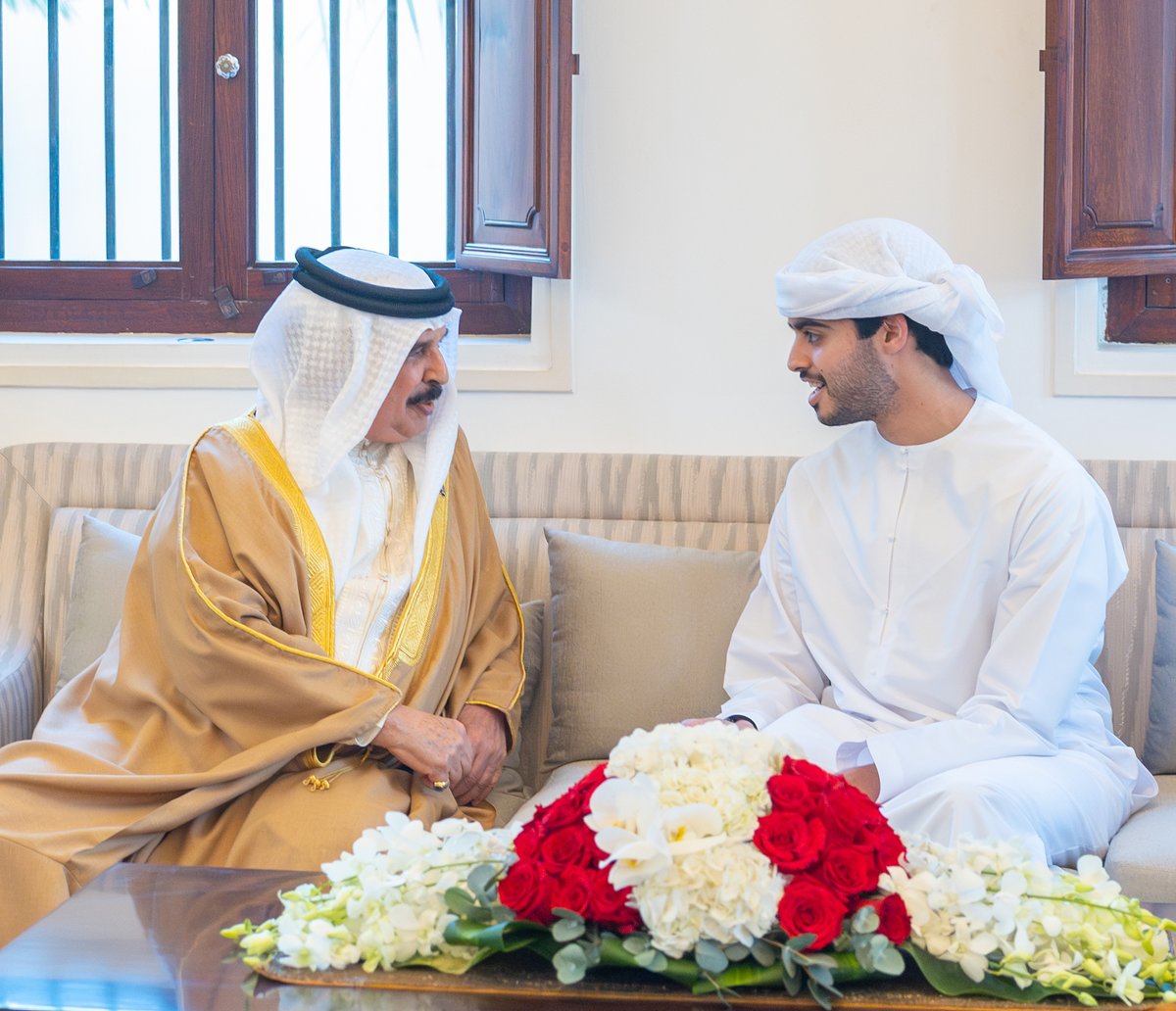 bna_ar's tweet photo. جلالة الملك المعظم يشرف حفل زواج الشيخ سلمان بن محمد والشيخ خليفة بن خالد أحفاد القائد العام لقوة دفاع البحرين

https://t.co/zErGQBUuZ7 https://t.co/LlQcp1wGPA