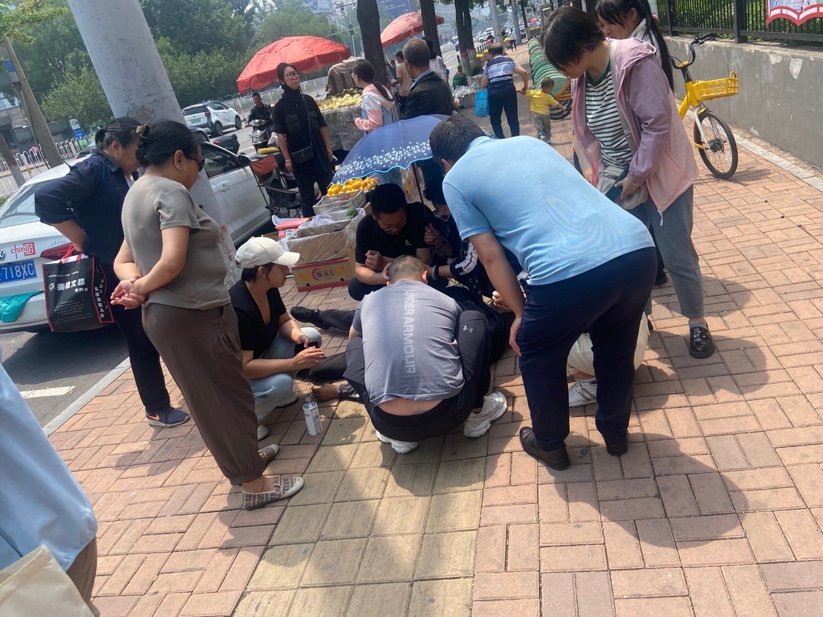denarjpz's tweet photo. "Rushed to help the fallen - the 踊 is real, no踩邪, just a humble 歉 for nothing, and props to the real 侠 here "， https://t.co/aS3jski4Ww