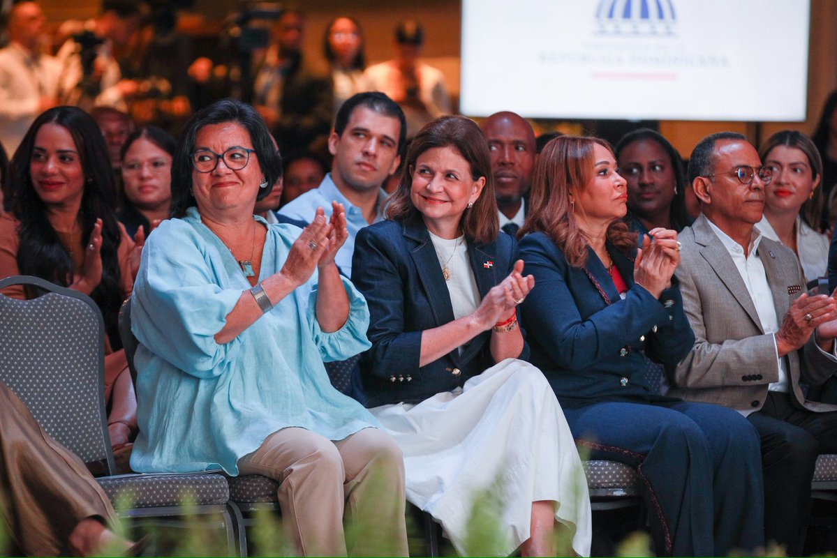 ViceRDo's tweet photo. La vicepresidenta @RaquelPenaVice dictó la conferencia magistral «Hacia la erradicación de la pobreza: visión y compromiso de cara a 2028», con motivo del Día Internacional para la Erradicación de la Pobreza.

Durante el encuentro, coordinado por @SuperateRDO, destacó la importancia de continuar uniendo esfuerzos para reducir la pobreza y lograr que el crecimiento económico se traduzca en mejores condiciones de vida para las familias dominicanas.

#RaquelPeña
#VicepresidenciaRD