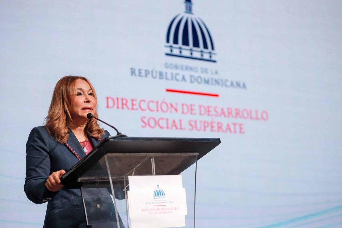 ViceRDo's tweet photo. La vicepresidenta @RaquelPenaVice dictó la conferencia magistral «Hacia la erradicación de la pobreza: visión y compromiso de cara a 2028», con motivo del Día Internacional para la Erradicación de la Pobreza.

Durante el encuentro, coordinado por @SuperateRDO, destacó la importancia de continuar uniendo esfuerzos para reducir la pobreza y lograr que el crecimiento económico se traduzca en mejores condiciones de vida para las familias dominicanas.

#RaquelPeña
#VicepresidenciaRD