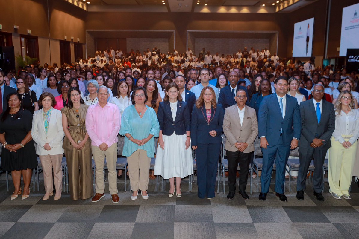 ViceRDo's tweet photo. La vicepresidenta @RaquelPenaVice dictó la conferencia magistral «Hacia la erradicación de la pobreza: visión y compromiso de cara a 2028», con motivo del Día Internacional para la Erradicación de la Pobreza.

Durante el encuentro, coordinado por @SuperateRDO, destacó la importancia de continuar uniendo esfuerzos para reducir la pobreza y lograr que el crecimiento económico se traduzca en mejores condiciones de vida para las familias dominicanas.

#RaquelPeña
#VicepresidenciaRD