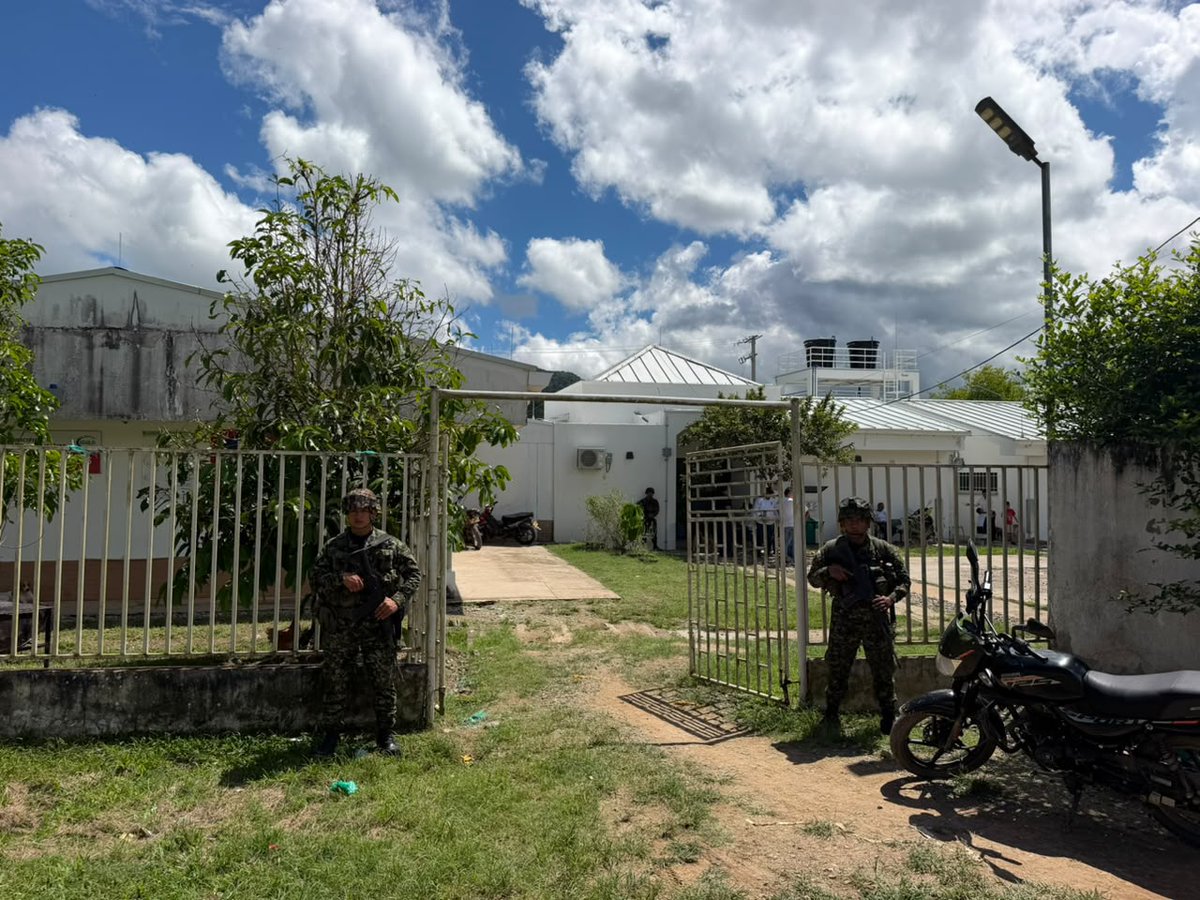 Ejercito_CAAID's tweet photo. 🏥🇨🇴El programa #FeEnColombia del @COL_EJERCITO hizo entrega del proyecto de infraestructura del puesto de salud del corregimiento de Los Canelos, sur de Bolívar, en el marco del Programa de Asistencia Humanitaria de la Embajada de Estados Unidos en Colombia.

#PatriaHonorLealtad https://t.co/Ta2He69EML
