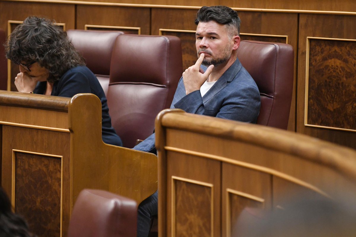 electo_mania's tweet photo. ‼️Gabriel Rufián 🍋 afirma que ha recibido contactos desde el PSOE 🌹 durante la semana animándole a liderar el Frente Amplio 🌺

"Ponte tú"

👇
https://t.co/oaiu1WBVm7 https://t.co/RP8AybdnW8