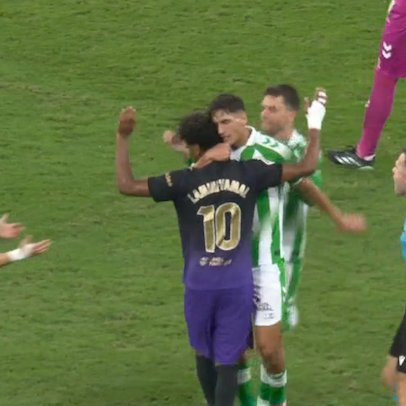 TouchlineX's tweet photo. 🚨🗣️ 𝗡𝗘𝗪: Manuel Pellegrini: "The red card completely killed us... Yes, maybe it was aggressive, but Lamine Yamal provoked him."

"Lamine Yamal provoked him and we responded. It was a dirty match. The referee should have given both a yellow card and moved on."

"We got a player sent off who responded to an aggression by Lamine. His reaction was not correct maybe, but he was responding to another aggression."