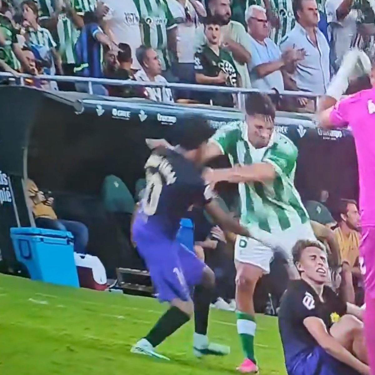 TouchlineX's tweet photo. 🚨 𝗡𝗘𝗪: Full interaction between Facundo and Lamine, NOT SHOWN by the TV broadcast!

1. Lamine is helping Fermín off the ground, Facundo comes and pushes him from behind.

2. Lamine pushes him back.

3. Facundo grabs Lamine by the neck, headbutts him twice, and throws him to the ground!