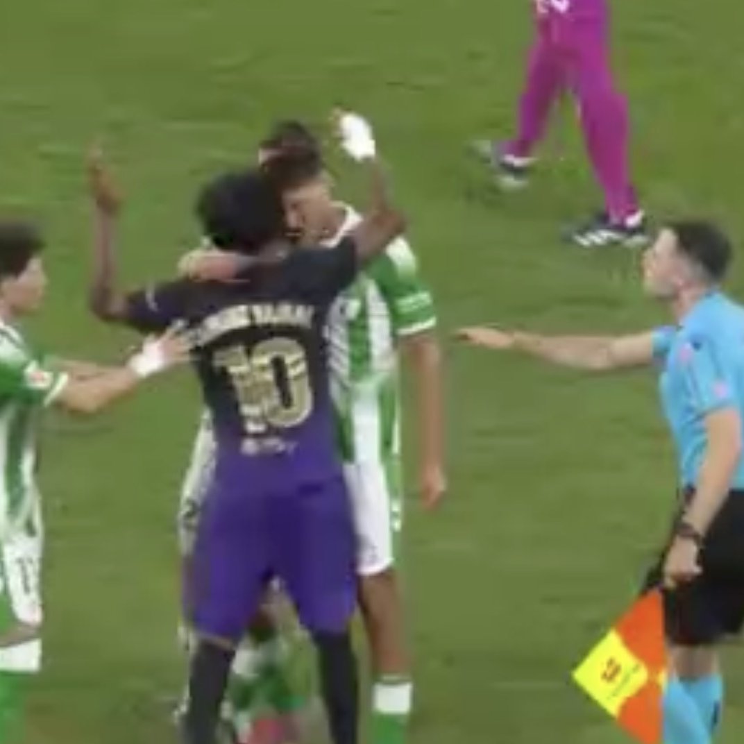 TouchlineX's tweet photo. 🚨 𝗡𝗘𝗪: Full interaction between Facundo and Lamine, NOT SHOWN by the TV broadcast!

1. Lamine is helping Fermín off the ground, Facundo comes and pushes him from behind.

2. Lamine pushes him back.

3. Facundo grabs Lamine by the neck, headbutts him twice, and throws him to the ground!
