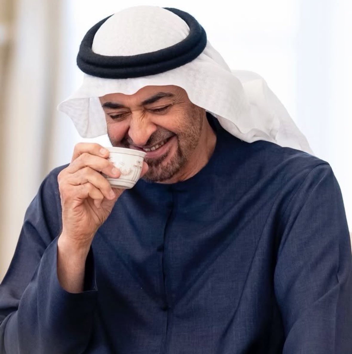 callmeshamah's tweet photo. ي مرحبا يا بو وجهن كأنه خلافه
يا قل فيه الحلى يا شين الاخلاقي

اتنافض يديه و فخوذه مع اطرافه 
اكيد للرنج الاحمر حيل مشتاقي
🇦🇪❤️ https://t.co/mAkpX5xIpB