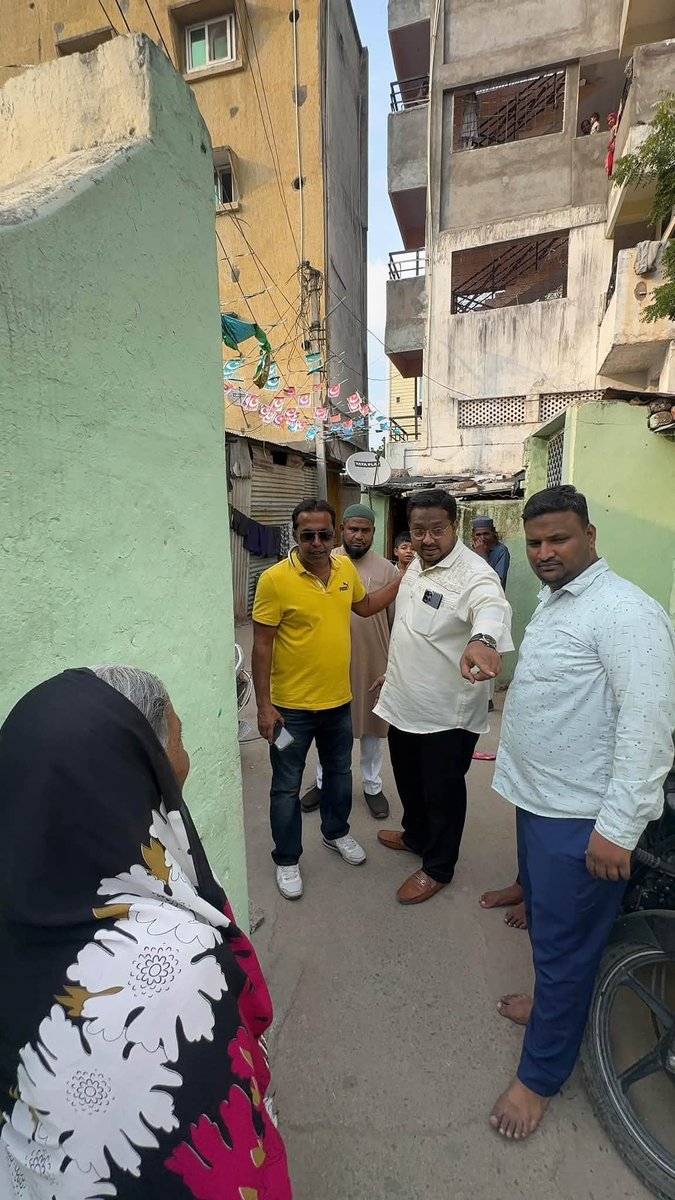 haroonqureshi0's tweet photo. On the Instructions of @aimim_national #President @asadowaisi sb &amp; @RiyazEffendi MLC sb,

ZafarCorporator along with #Primary Unit #Presidents &amp; HMWSSB officials  Supervised Unloading sewerage Pipes for Laying various areas in EXIBITION GROUND DIV Ghoshamahal constituency https://t.co/FoicIozKHp