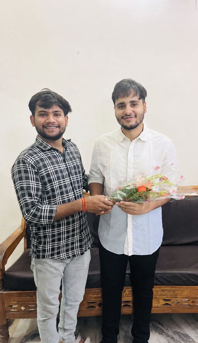 bio_thyuvraj's tweet photo. दिल्ली विश्वविद्यालय के लॉ सेंटर में छात्रसंघ अध्यक्ष निर्वाचित होने के बाद पहली बार हजारीबाग आगमन पर भाई उमंग पाठक जी का आत्मीय स्वागत एवं अभिनंदन किया।
उज्ज्वल भविष्य के लिए हार्दिक शुभकामनाएँ! 💐💐
#UmangPathak #DelhiUniversity #StudentLeadership #Hazaribagh #युवा_नेतृत्व https://t.co/qBmbPSK8CX