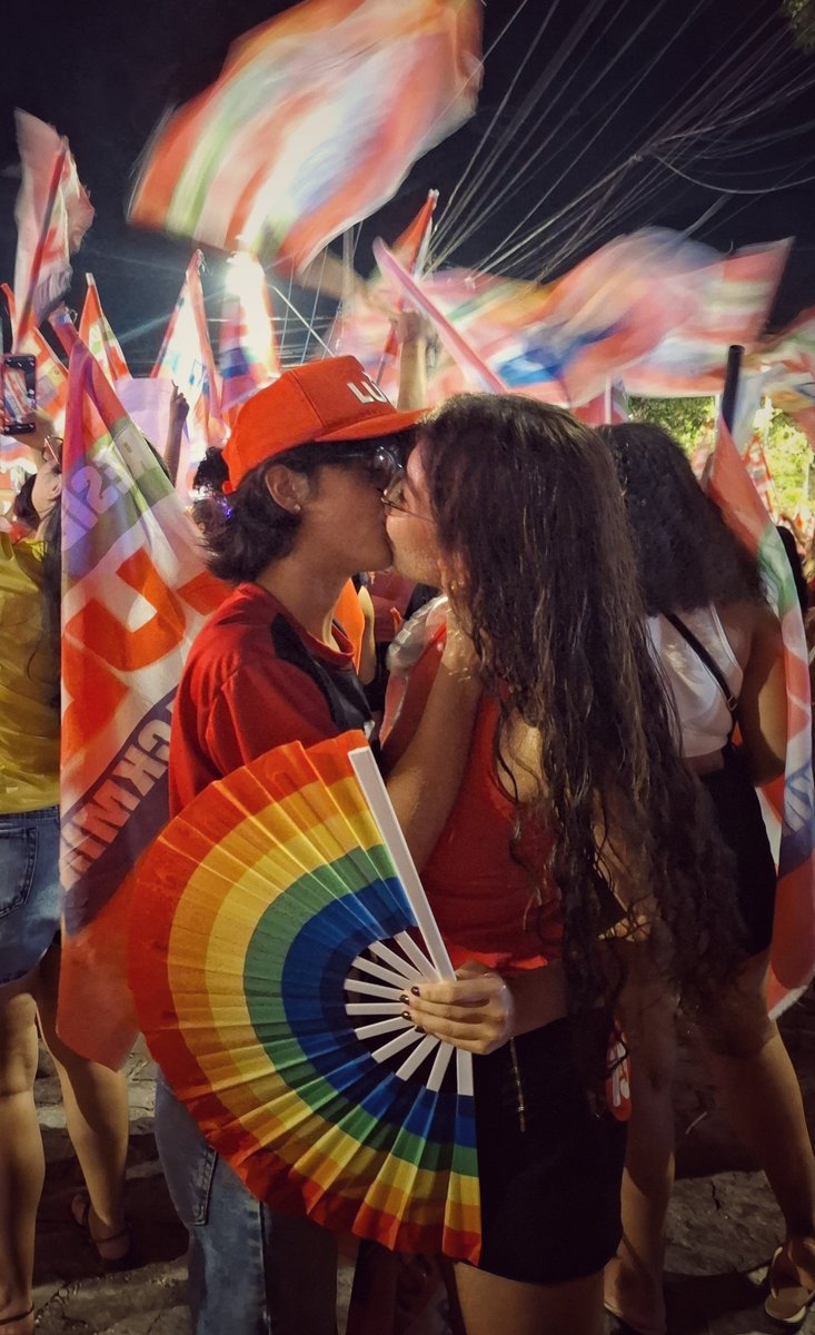 pontesnventadas's tweet photo. realizei meu sonho de beijar minha namorada em uma manifestação https://t.co/onZ7gzQopD