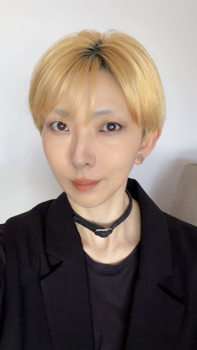 manami_visual's tweet photo. 撮影で金髪細眉にしたので
勢いで人造人間19号メイクです。
19号です。

あのとんがり帽で肥満で青白いアイツです！ https://t.co/kIw4eUDivE