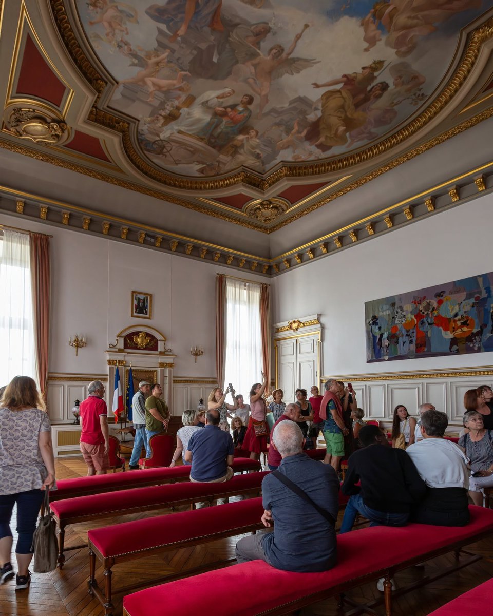 Guiguiii94's tweet photo. Autres décors de Jean-Joseph Weerts dans le salon bleu / ancienne salle du conseil municipal (Le Génie de la Liberté distribuant les franchises aux principales villes du Limousin) et Urbain Bourgeois dans la salle des mariages (L’Union des époux).

[ces 4 photos sur Fb &amp; Google] https://t.co/nbnBCUurb8