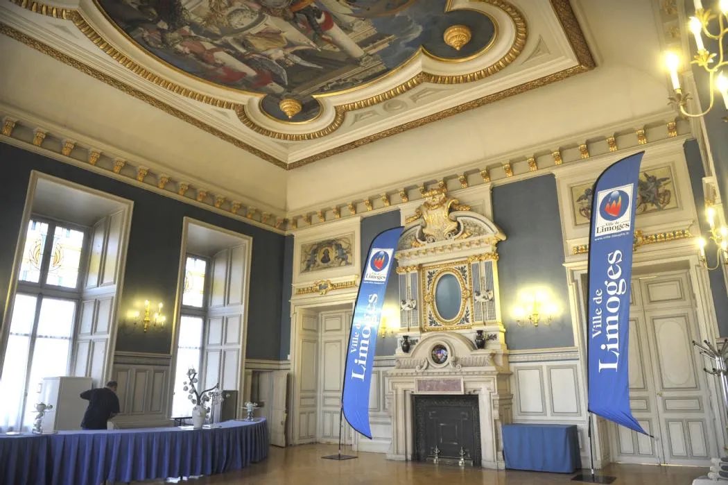 Guiguiii94's tweet photo. Autres décors de Jean-Joseph Weerts dans le salon bleu / ancienne salle du conseil municipal (Le Génie de la Liberté distribuant les franchises aux principales villes du Limousin) et Urbain Bourgeois dans la salle des mariages (L’Union des époux).

[ces 4 photos sur Fb &amp; Google] https://t.co/nbnBCUurb8
