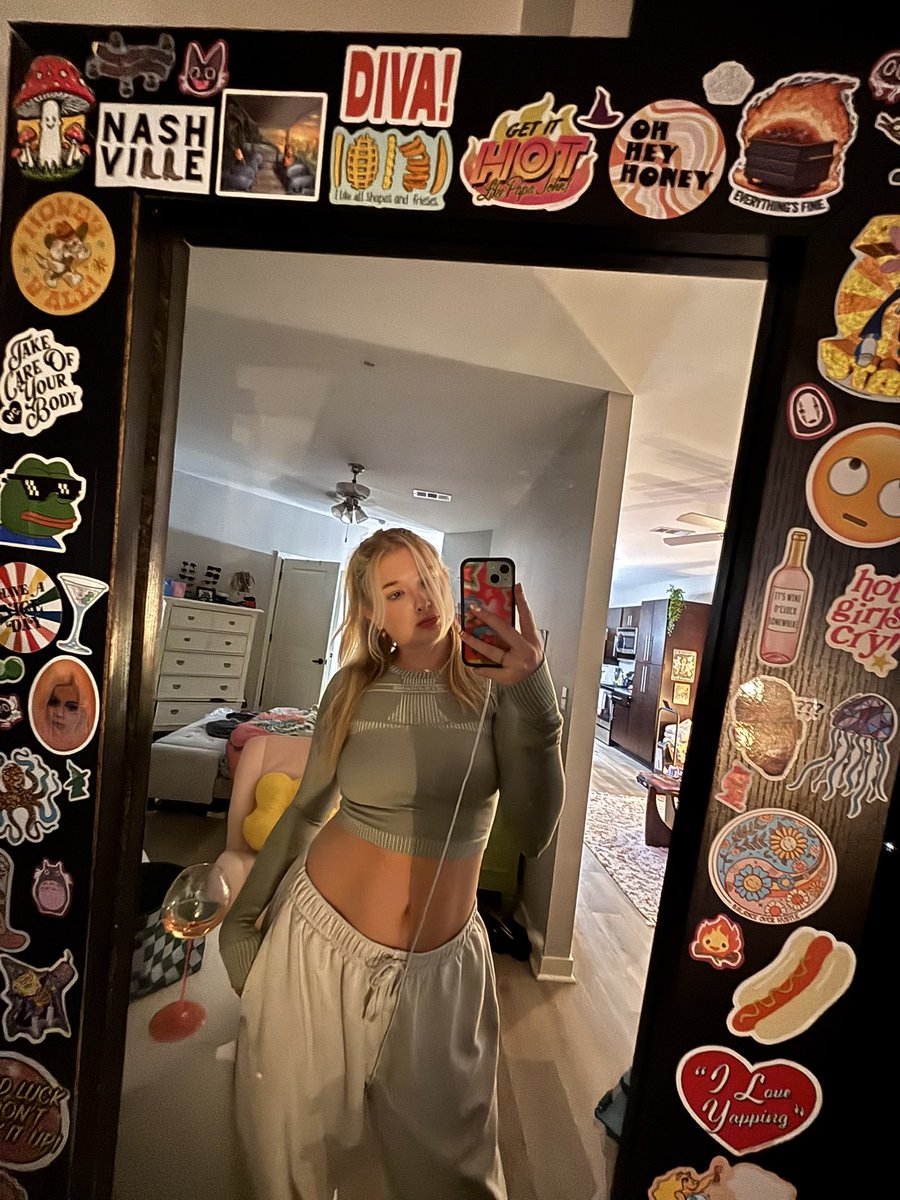 mcchickenchick's tweet photo. i’m wearing sweatpants to the bar #ImWearingSweatpantsToTheBar https://t.co/b6jQOzPfeO