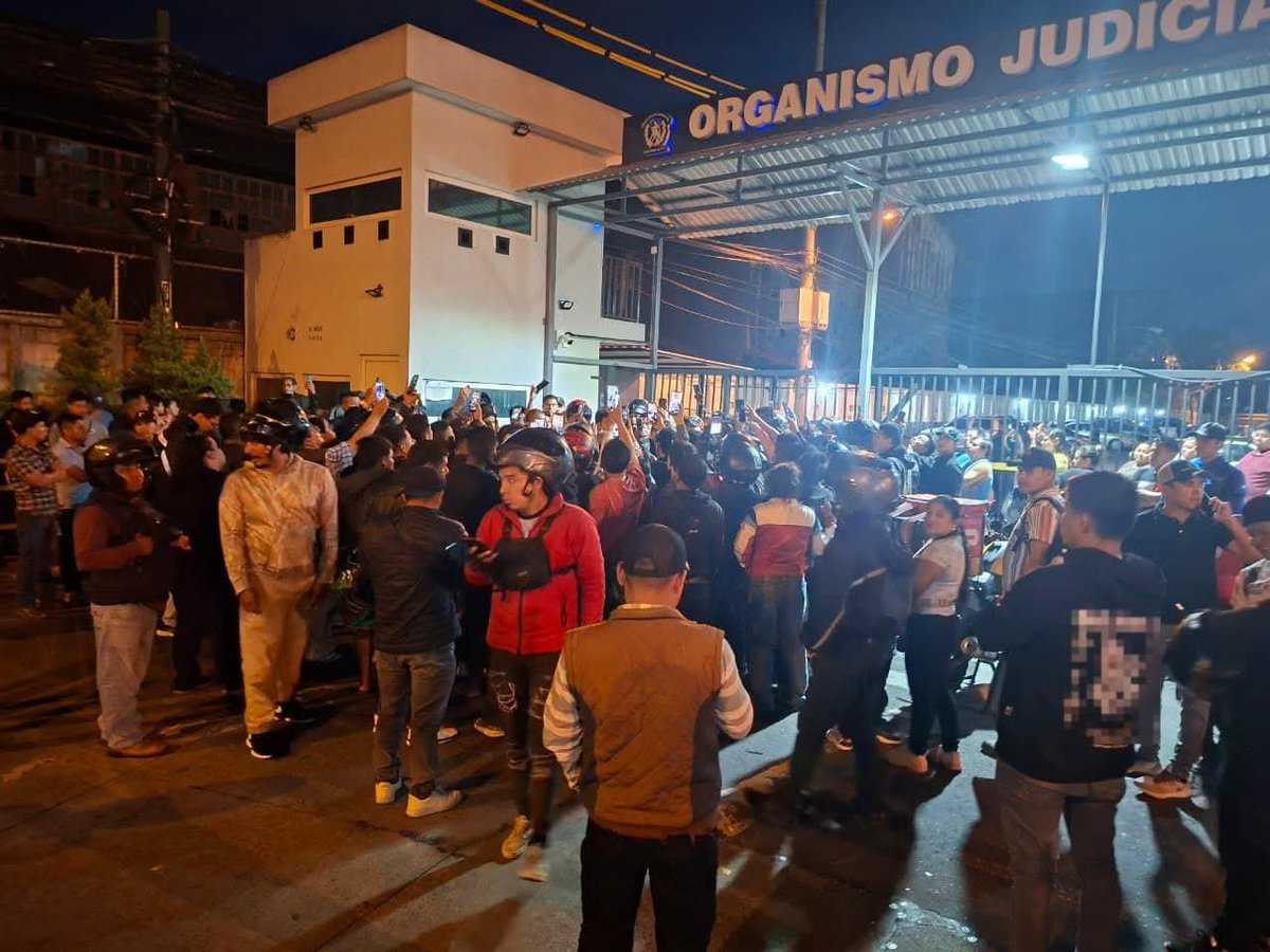 LuiUrbina's tweet photo. Repartidores de comida de Pedidos Ya respaldan a sus compañeros, entienden que cualquiera de ellos pudieron haber sido incriminados Fotos @Noti7Guatemala https://t.co/EHKy50ukAG