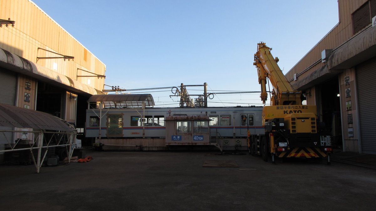 w32fgp's tweet photo. 次の搬出は8809-5かな？車両の真ん中に切れ目が... https://t.co/vL3tUpKAM9