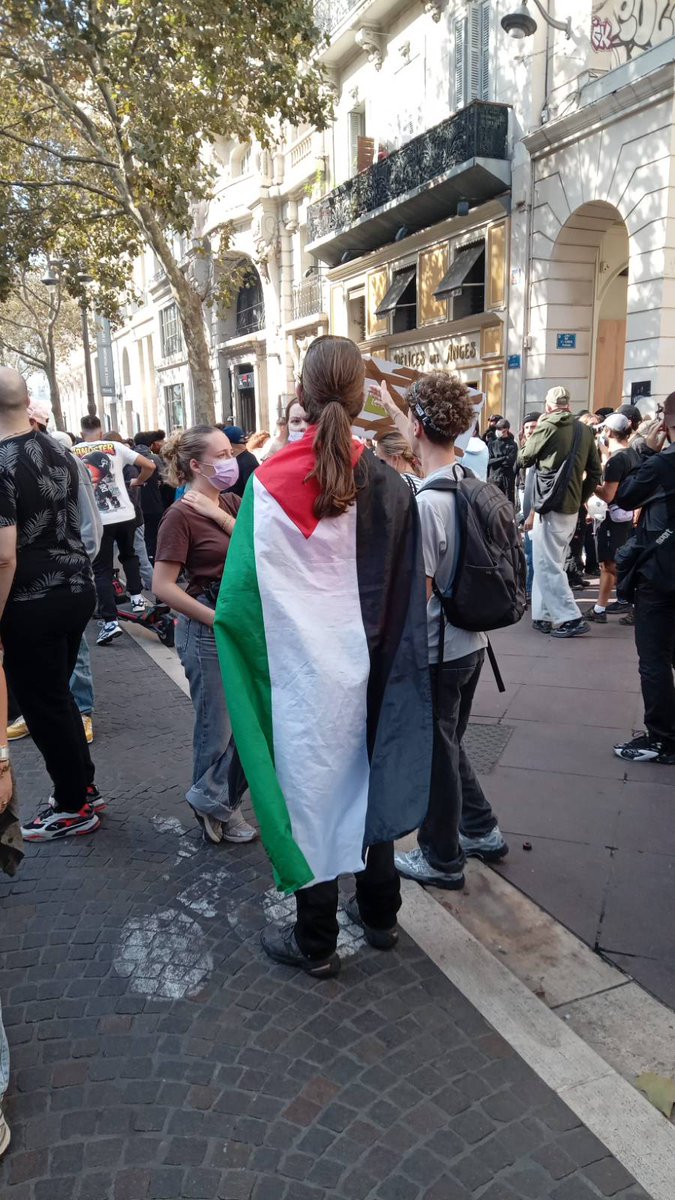 Col_Informa's tweet photo. 🇫🇷 La movilización nacional estaba prevista desde agosto. Semanas de represión dejan más de 8000 personas detenidas y centenares heridas que llenan las calles de #Francia en una marcha masiva anticapitalista y antifascista. https://t.co/AtSmwDZqdo