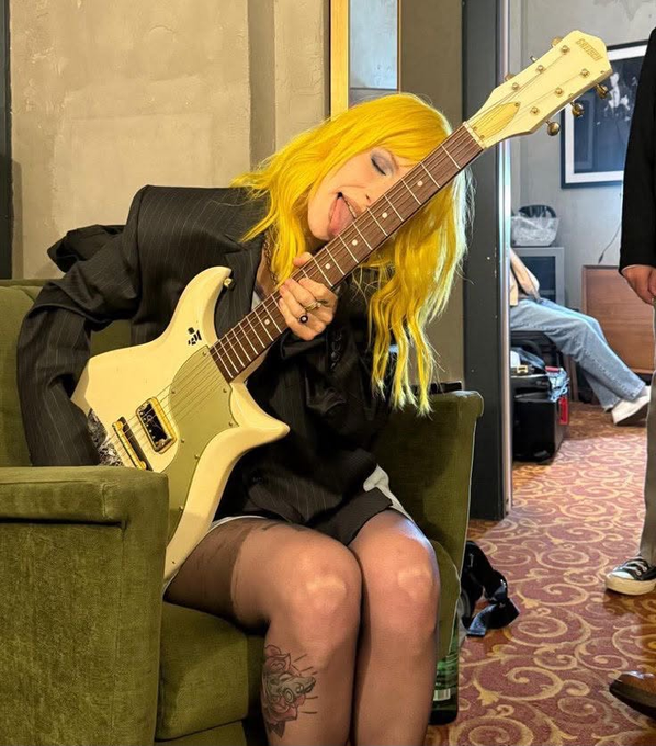 underap1nksky's tweet photo. "this woman is from HELL she will DESTROY your band and CORRUPT your music!!"  
the woman in question: https://t.co/gER8rUDXoH