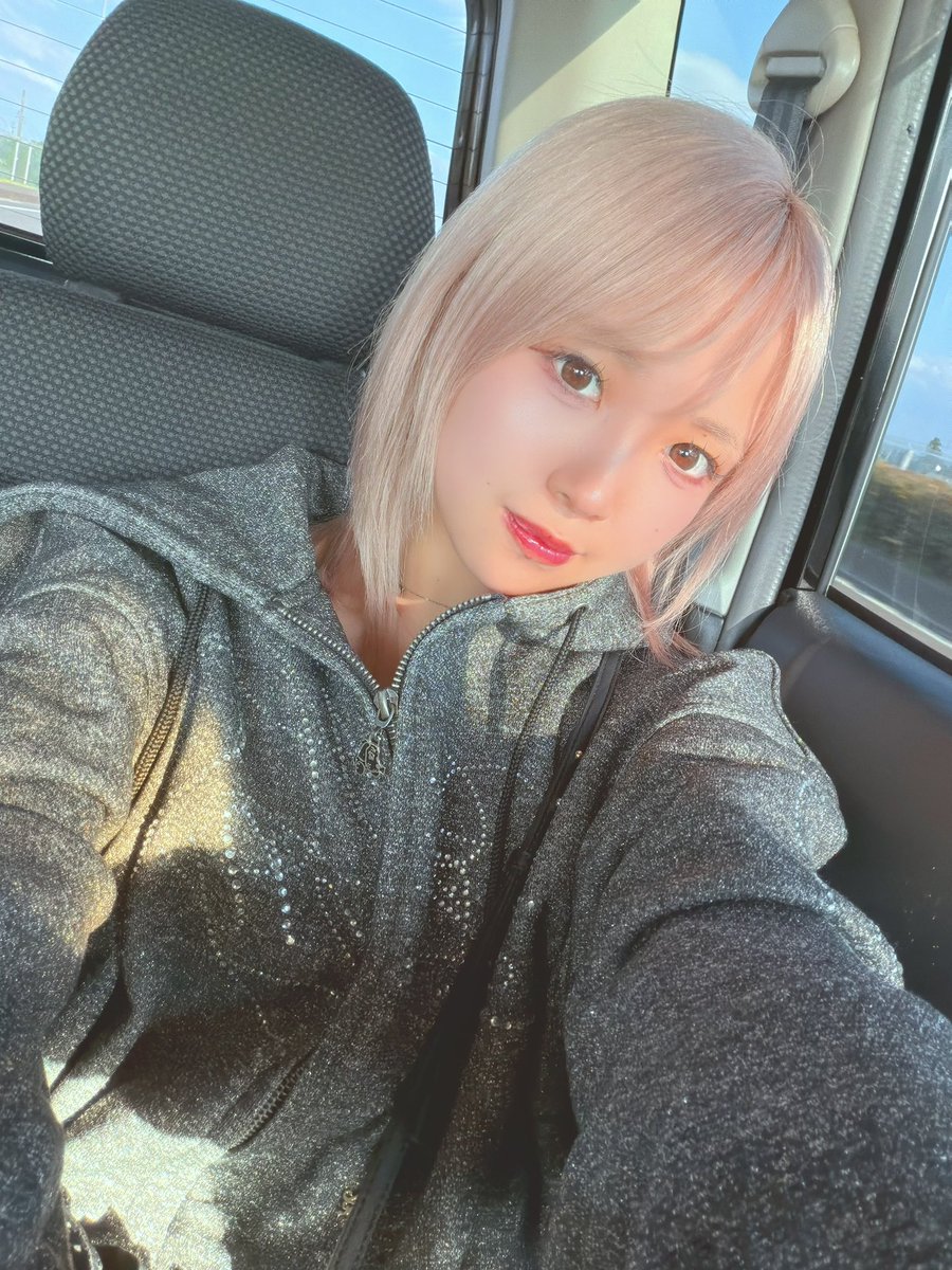 88_yy8's tweet photo. おはよー.ᐟ
今日はお仕事→撮影→ライブの1日だよ~
がんばろー

#ややちゃんおきたよ https://t.co/iH9vPZMI6y