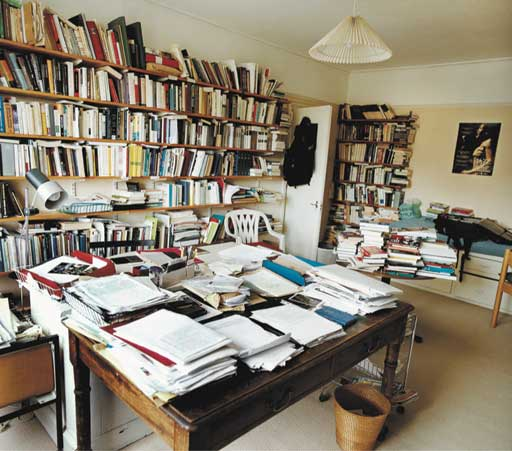 CaioDia36798182's tweet photo. O escritório do historiador Eric Hobsbawm: beleza no (aparente) caos. https://t.co/uRVSpeUyTV