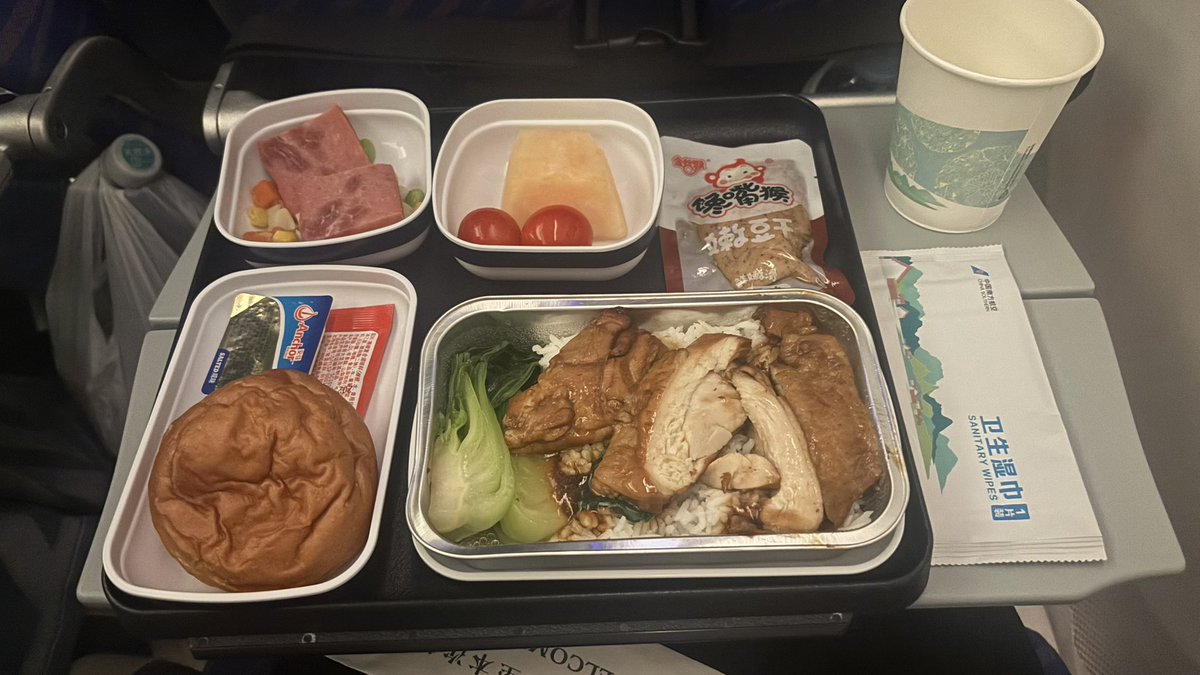Kuritabi3's tweet photo. 機内食って、なんであんなに楽しみなんだろう。
特別おいしいわけじゃなくても、
旅の始まりって感じがする🍱🌏 https://t.co/zkFEAjS0Jc