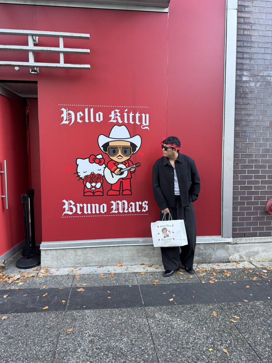 duhhrenn's tweet photo. Bruno Mars x Hello Kitty #brunomars #theromanticworldtour #TheRomanticTourVancouver https://t.co/YHROt0c2Jq