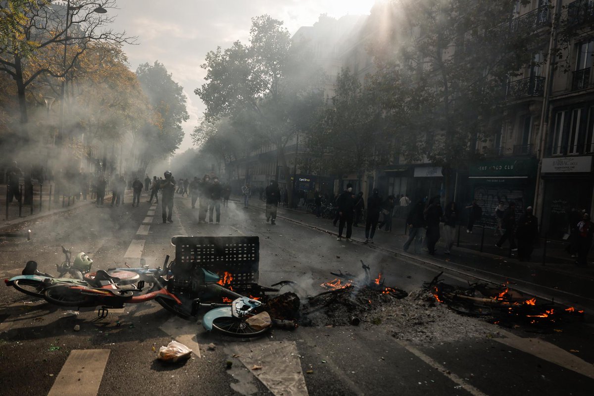 ElFinanciero_Mx's tweet photo. 🔴 Protestas contra el costo de vida en Francia registraron incendios, saqueos y enfrentamientos, aunque muchas marchas fueron pacíficas. El Ministerio del Interior reportó 272 detenidos hasta las 15:00 horas locales de este sábado.
📸 EFE https://t.co/ju40tVbJKa