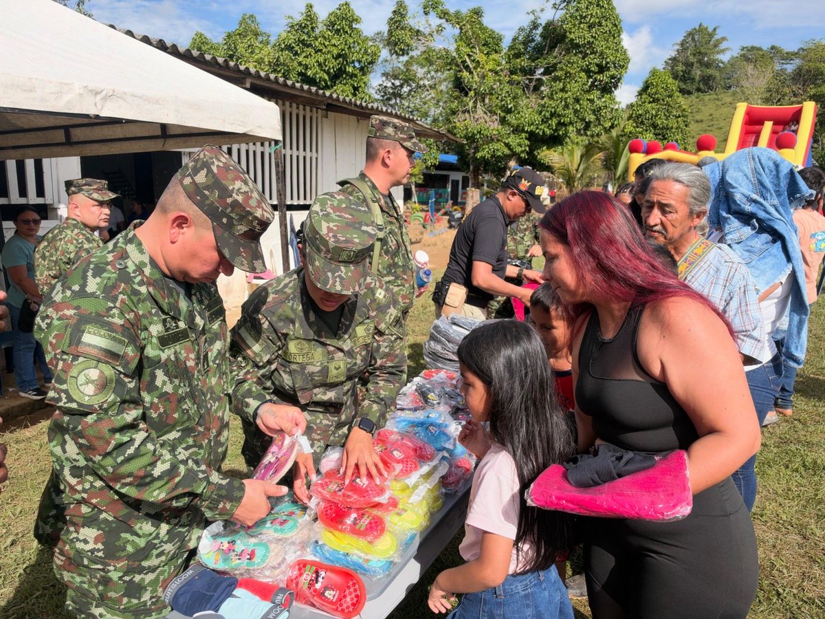 Ejercito_Div6's tweet photo. 📸 #EnImágenes | En la vereda Danubio, #Putumayo, nuestros soldados de Acción Integral de la #SextaDivisión del @COL_EJERCITO, junto a la Alcaldía de Puerto Asís, acompañaron una Jornada de Apoyo al Desarrollo, un espacio de encuentro y trabajo conjunto para acercar bienestar a las familias de la región. 🤝🇨🇴

#GarantesDelDesarrollo