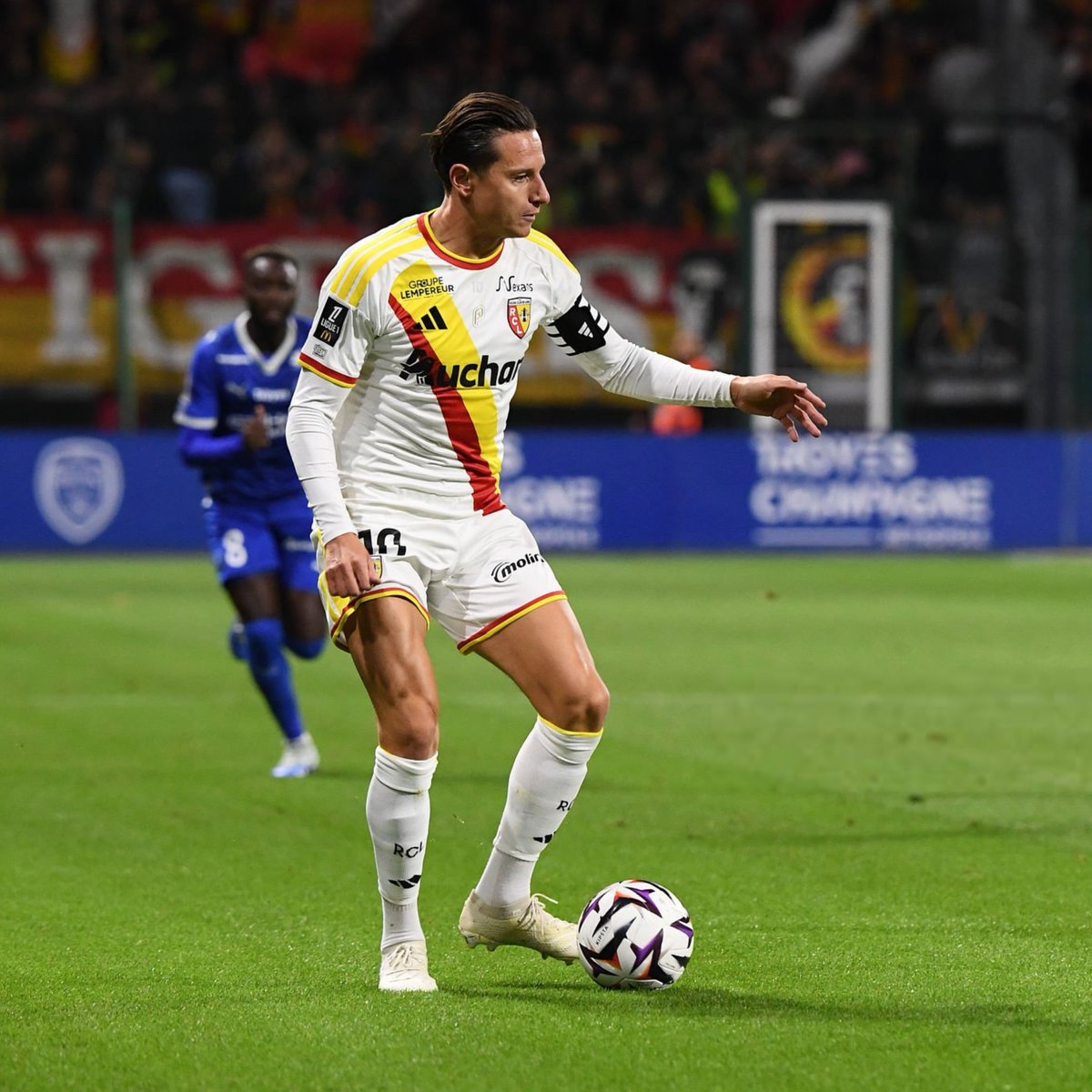 TouchlineX's tweet photo. 🚨 𝗡𝗘𝗪: Florian Thauvin has equaled Messi's Ligue 1 record, in which he provided 7 assists in 7 consecutive matchdays.

This tally is the highest by Messi and Thavin over the last 20 years. https://t.co/nFVq3iuUnU