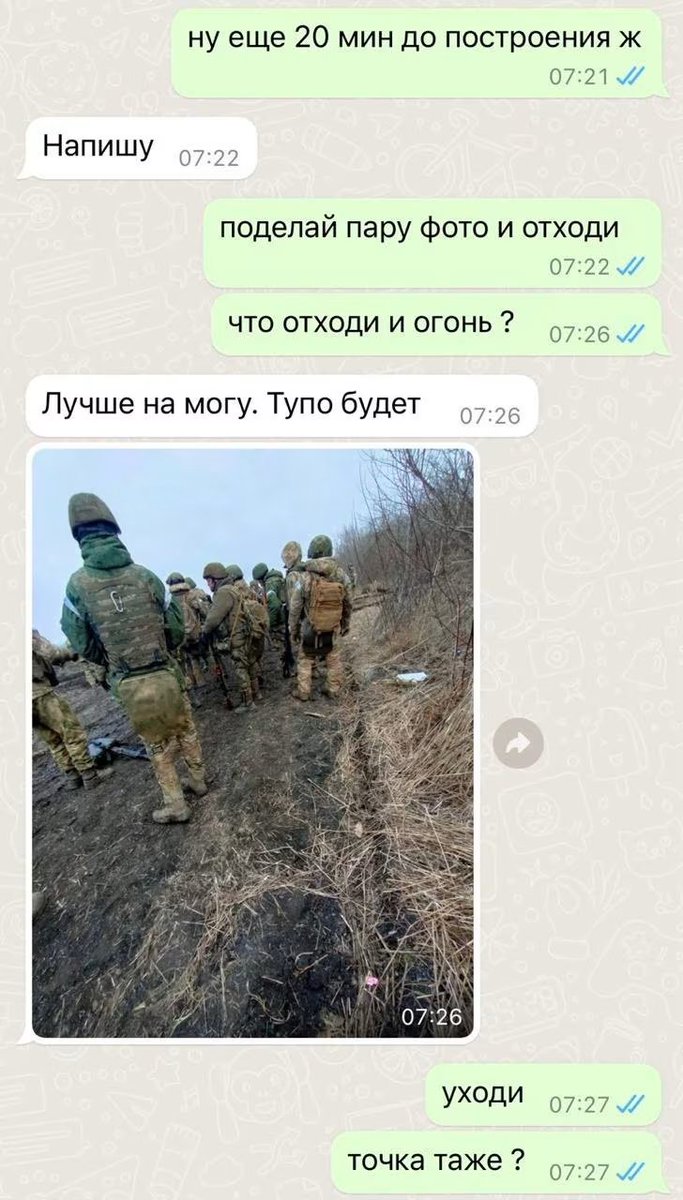 ConflictTR's tweet photo. 🇷🇺🇺🇦 Bir Rus subayı gizlice kendi ülkesine karşı cephe alarak Ukrayna’ya savaş planları ve istihbarat sağladı ve Ukrayna güçlerinin 300’den fazla Rus askerini öldürmesine yardımcı oldu..

▪Teğmen Lev Stupnikov, Rus ordusundaki konumunu kullanarak hassas askeri bilgileri Ukrayna istihbaratıyla paylaştı. 

▪Görevi sayesinde birlik hareketlerine, savaş planlarına, keşif insansız hava araçlarından ve gözetleme kameralarından gelen görüntülere erişim sağlayabiliyordu.

▪Ukrayna'ya ulaştıktan sonra Moskova'ya karşı yürütülen mücadeleye katıldı; fakat bu süreçte, kendisini hem Rusya'ya hem de evliliklerine ihanet etmekle suçlayan eşiyle irtibatı koptu.

▪Stupnikov, Ukrayna'nın Donbas bölgesindeki savunmasında kilit bir kale olan Vuhledar'ı ele geçirmekle görevli bir taburun muhabere şefiydi.

▪Görevi, komutanların birlikleriyle iletişimini sağlamak ve gözetleme sistemlerinden gelen bilgilerin onlara ulaşmasını temin etmekti. 

▪Ancak o, gizlice Ukrayna askeri istihbaratına Rus mevzileri ve planlanan hareketleri hakkında kesin bilgiler aktardı.

▪Doğu Ukrayna'da dondurucu bir sabahta Stupnikov, diğer askerlerin yanından uzaklaşmak için mide krampları geçirdiği bahanesini kullandı. 

Kısa bir süre sonra, Ukrayna füzeleri onun paylaştığı koordinatları vurdu.

▪Saldırıda, Kiev'in en önemli hedeflerinden biri olduğu düşünülen Albay Gusein Musayev dahil 68 Rus askeri öldü, 60 asker ise yaralandı.

▪Onun üstlendiği bu rol, Ukrayna'ya bilgi aktarmaya istekli Ruslara dayanan daha geniş kapsamlı bir istihbarat operasyonunun parçasıydı. 

▪Rapora göre, askerlerden ev hanımlarına kadar binlerce kişi, şifreli platformlar üzerinden Ukraynalı ajanlarla iletişim kuruyor.

▪Stupnikov’un kendi ordusuna karşı cephe alma kararı, Ukrayna’nın işgaline duyduğu muhalefetten kaynaklanıyordu.

Kaynak: Wall Street Journal