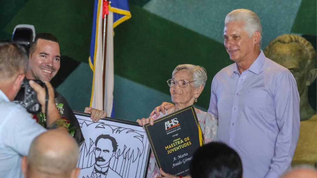 DrRobertoMOjeda's tweet photo. Fue gratificante participar, junto a @DiazCanelB, en el acto de entrega del Premio Maestro de Juventudes, máximo galardón que otorga la @ahsjovenescuba, una asociación que se encamina a su 40 aniversario como vanguardia del arte joven en #Cuba. https://t.co/Y3hfUkTuhp