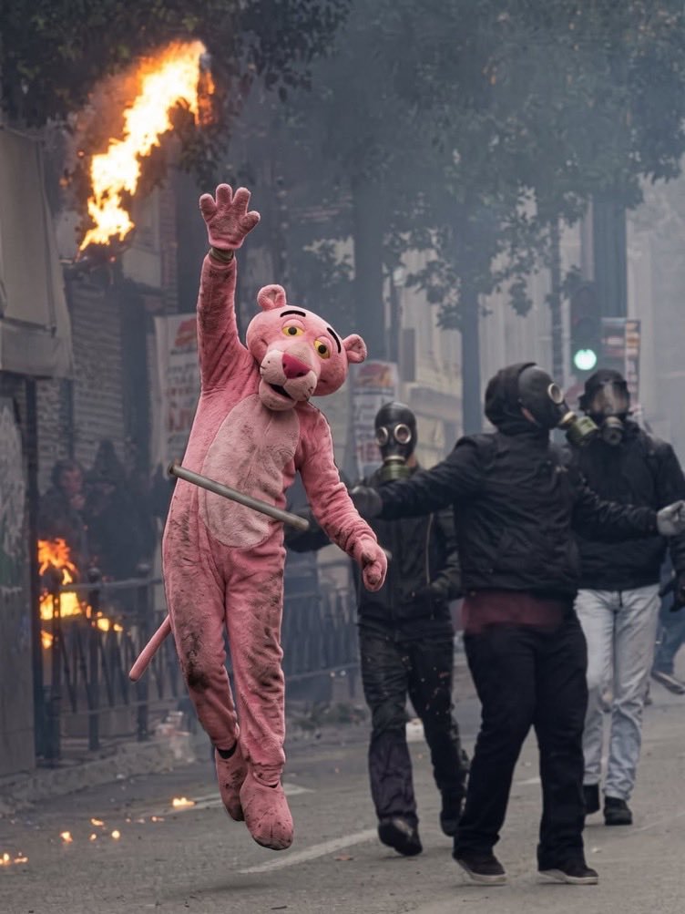 SprinterPress's tweet photo. Interesting scenes in France whit Pink panther https://t.co/nivVpmP5VC
